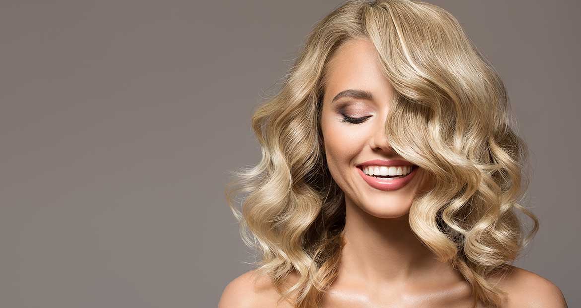 Modelo loira de cabelo curto levemente ondulado